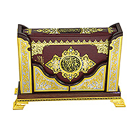 Коран на подставке из дерева