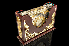 Коран на подставке