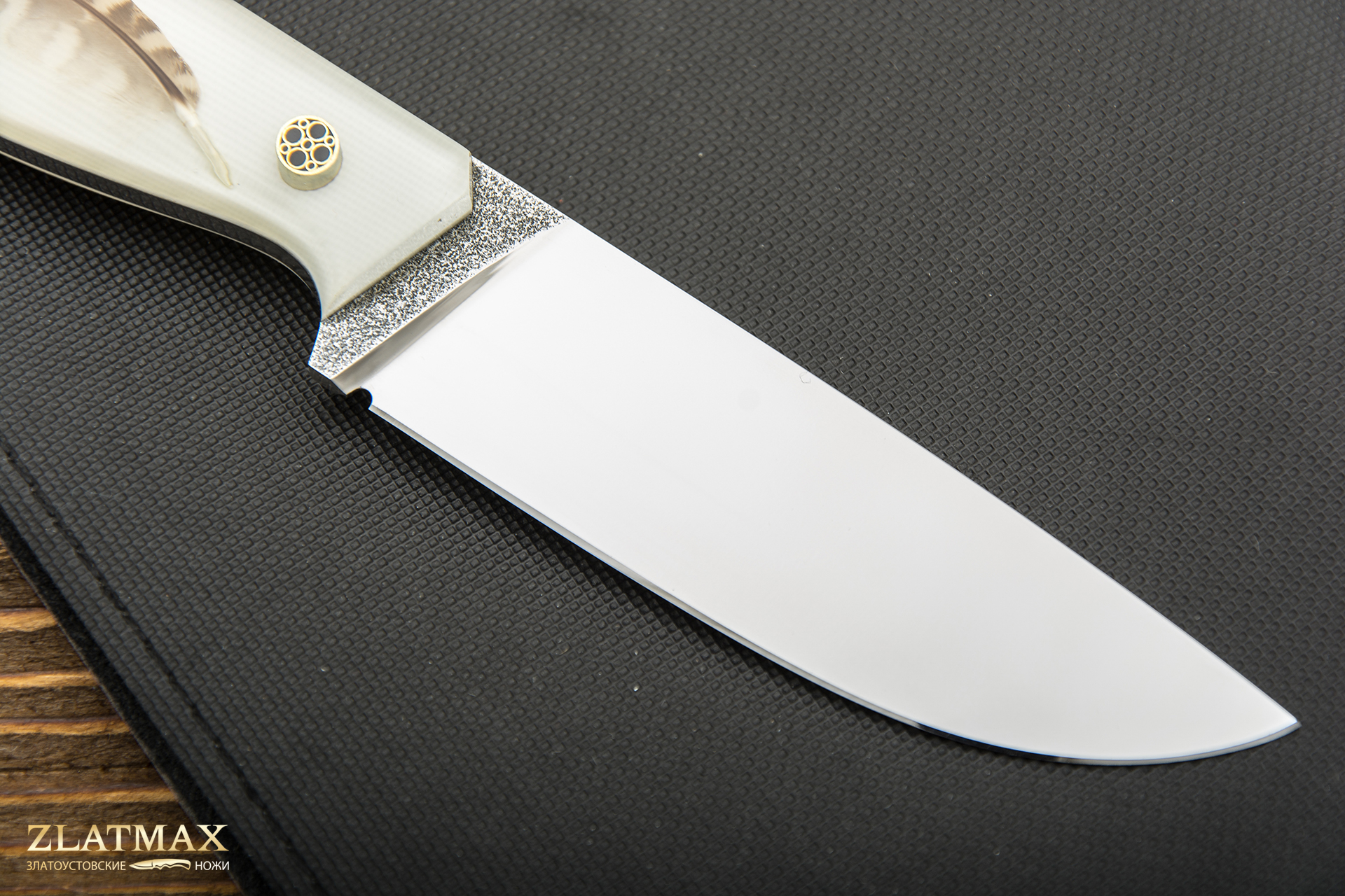 Нож Ривер М с формованными ножнами (N690, Накладки композит «Перо», Полировка клинка)