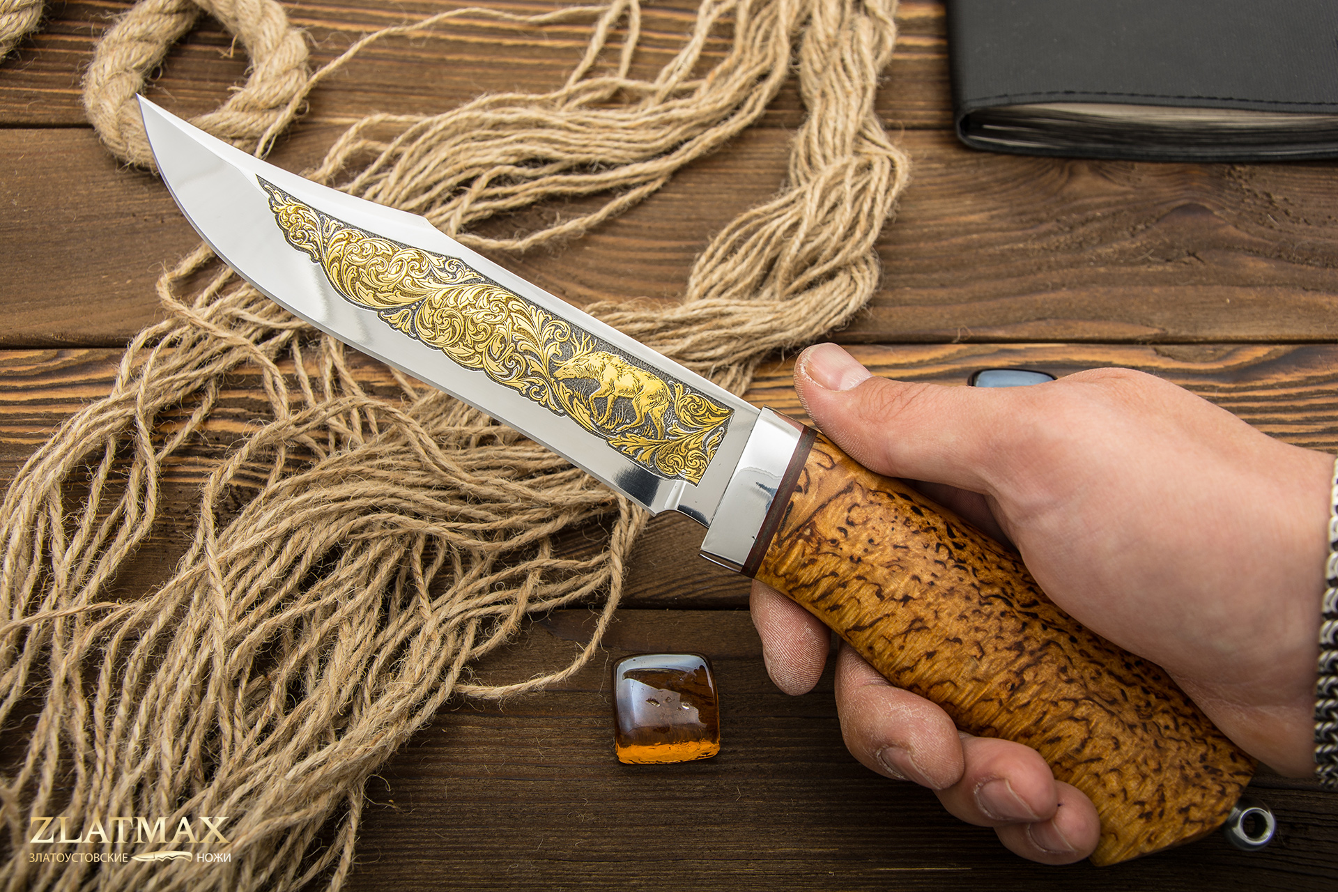 Нож Акела (95Х18, Карельская берёза, Алюминий, Золочение рисунка на клинке)