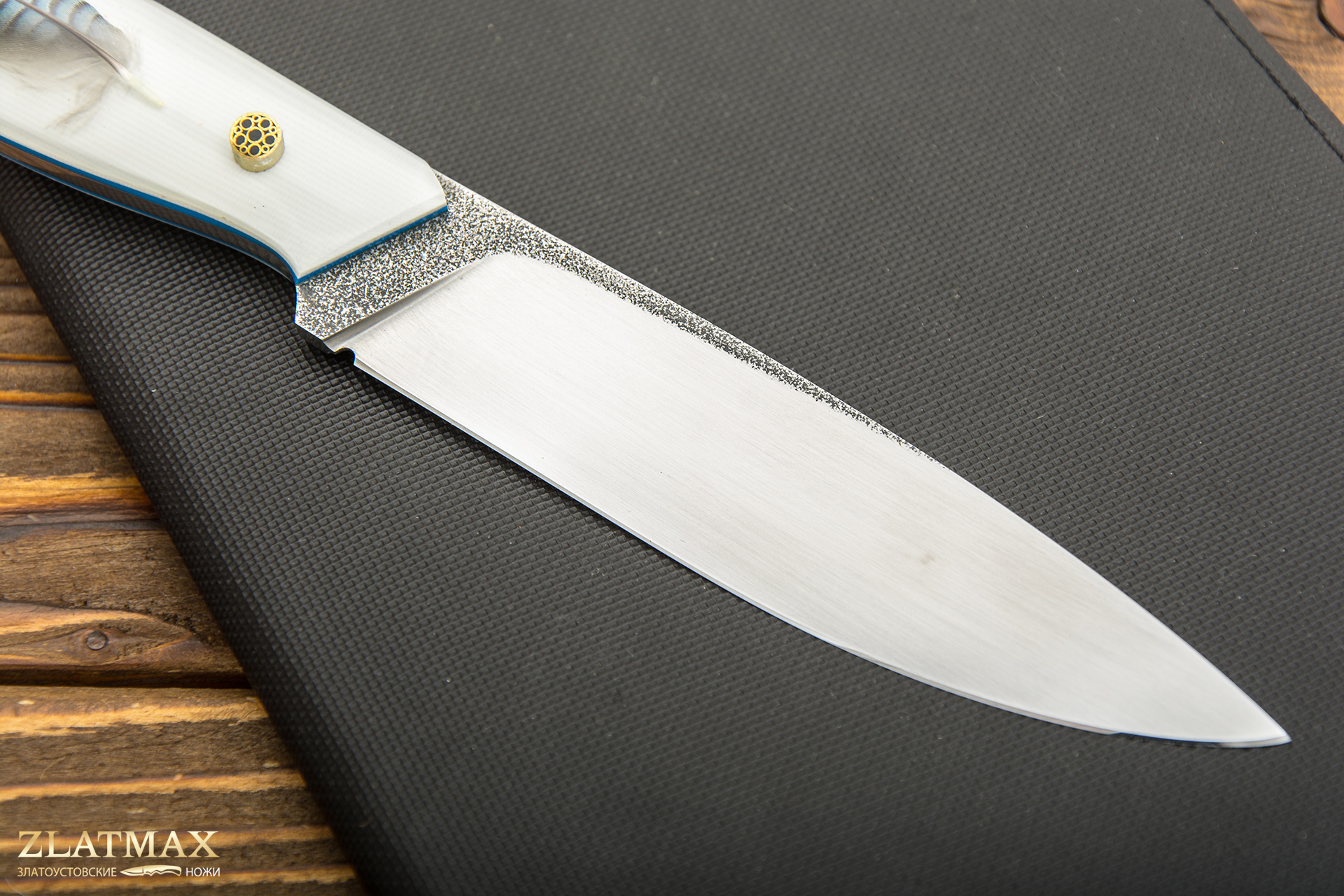 Нож Стинг с формованными ножнами (N690, Накладки композит «Перо», Сатинирование клинка)